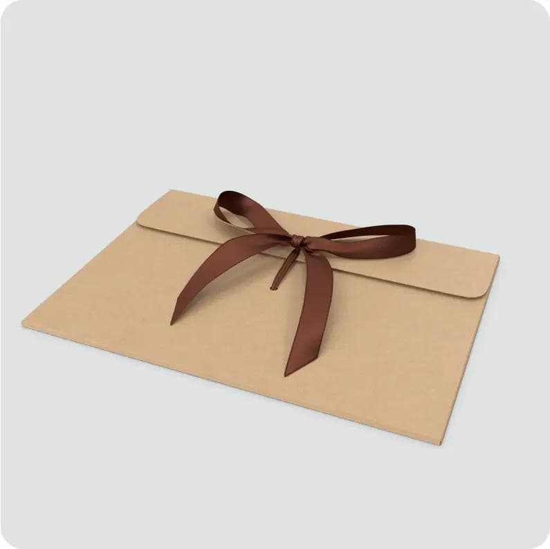 Beżowa koperta z brązową wstążką, nawiązanie do tworzenia profesjonalnych treści.