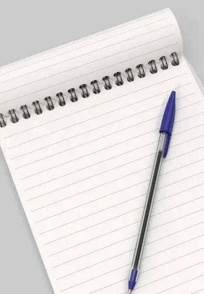 Notes i leżący na nim niebieski długopis, nawiązanie do copywritingu.